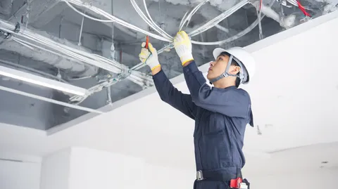 電気工事の作業風景