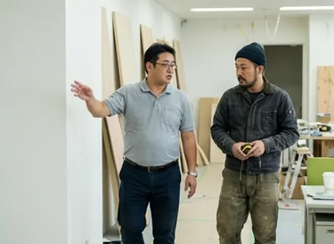 KAIとKENがコーヒー片手にリラックスした打ち合わせ